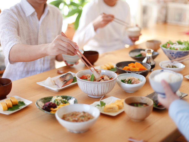 ダイニングテーブルでの食卓風景